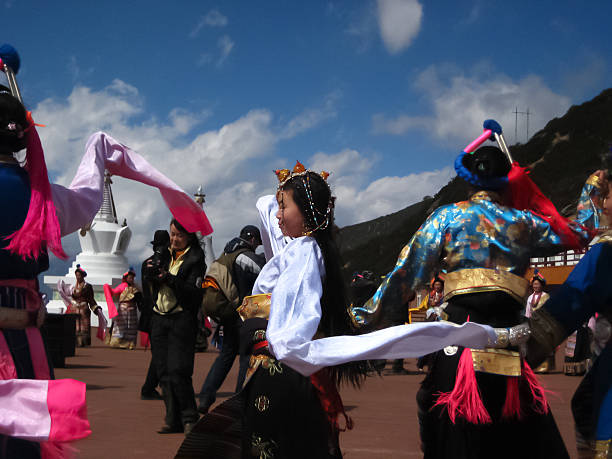 On the stage, dancers in traditional, ethnic costumes danced with dynamic rhythms and smooth movements. Bright red tops matched with white pleated skirts and floral decorations on their heads. The simple background further highlighted the tension of the ethnic dance.