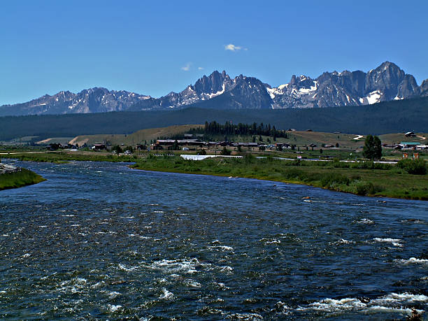 istock Salmon River and Sawtooth Mountains 1 639075282