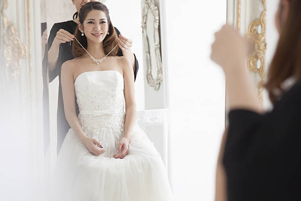 The bride wears a beautiful necklace.