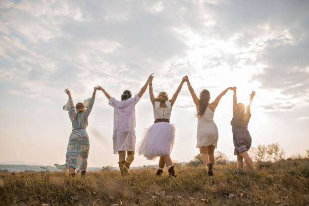 mystische hippie mädchen - traditioneller brauch stock-fotos und bilder