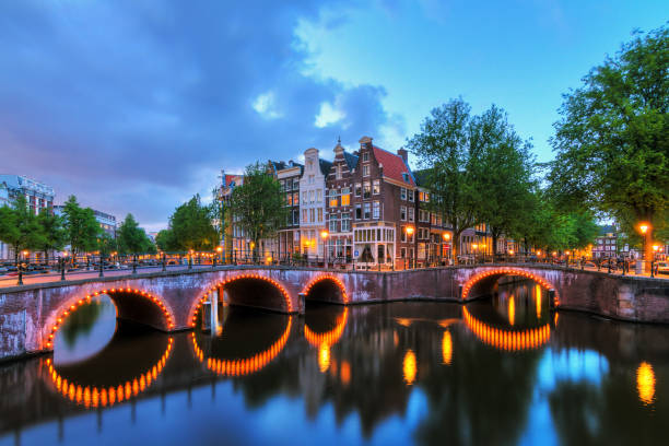 istock Keizersgracht bridge lights 639093594