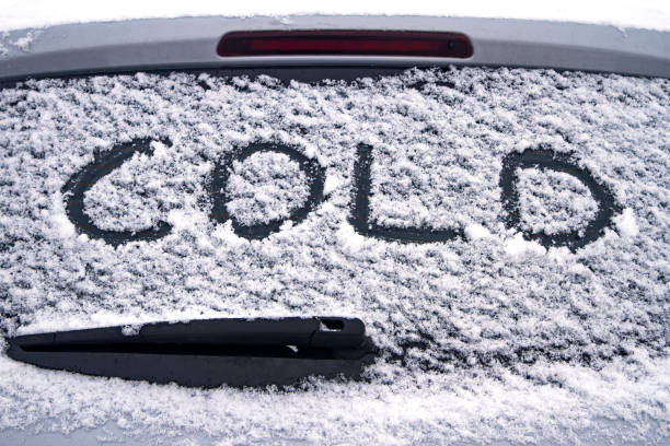 messaggio di avvio a freddo scritto sul finestrino del parabrezza dell'auto congelato - snow car window ice scraper foto e immagini stock