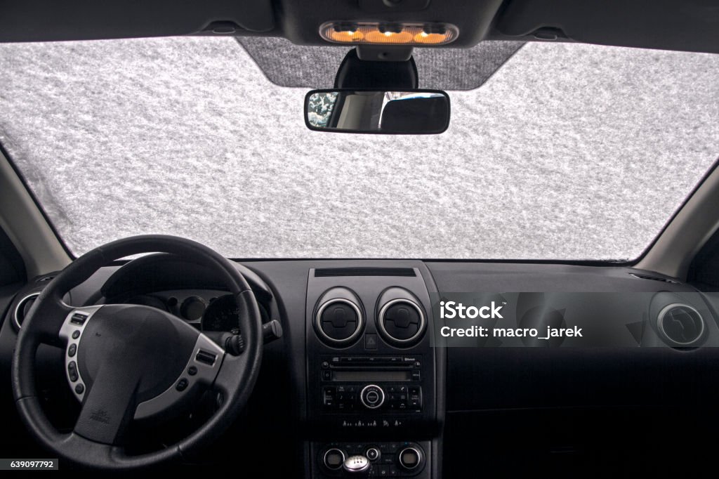 Todas las mañanas limpio la nieve del coche en invierno - Foto de stock de Aparcamiento libre de derechos
