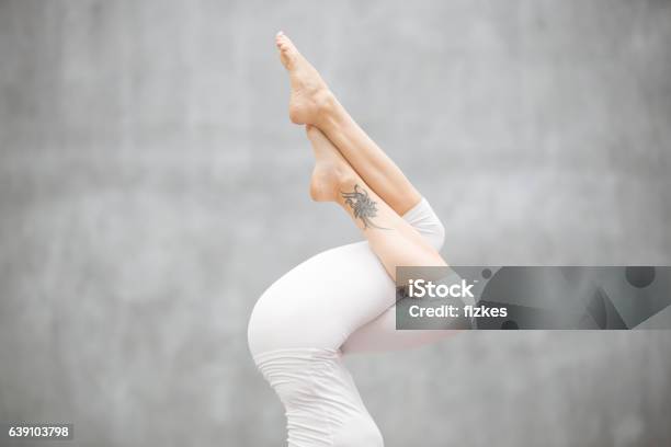 Schönes Yoga Kopfstand Beine Aus Nächster Nähe Stockfoto und mehr Bilder von Tätowierung - Tätowierung, Knöchel, Yoga