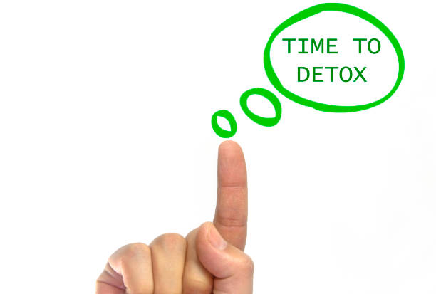 istock Hand writing time to detox with green talking bubble 639103928