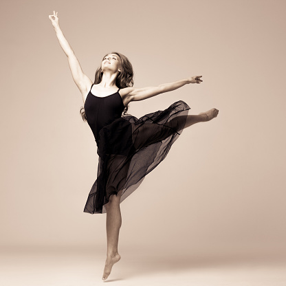 Vestido Negro De Mujer Bailarina De Ballet Toma De Estudio Foto de stock y  más banco de imágenes de Abrise de piernas - iStock