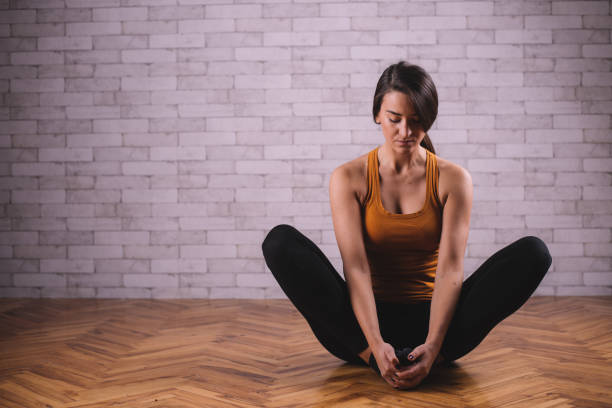 istock Young girl stretching in a studio 639105730