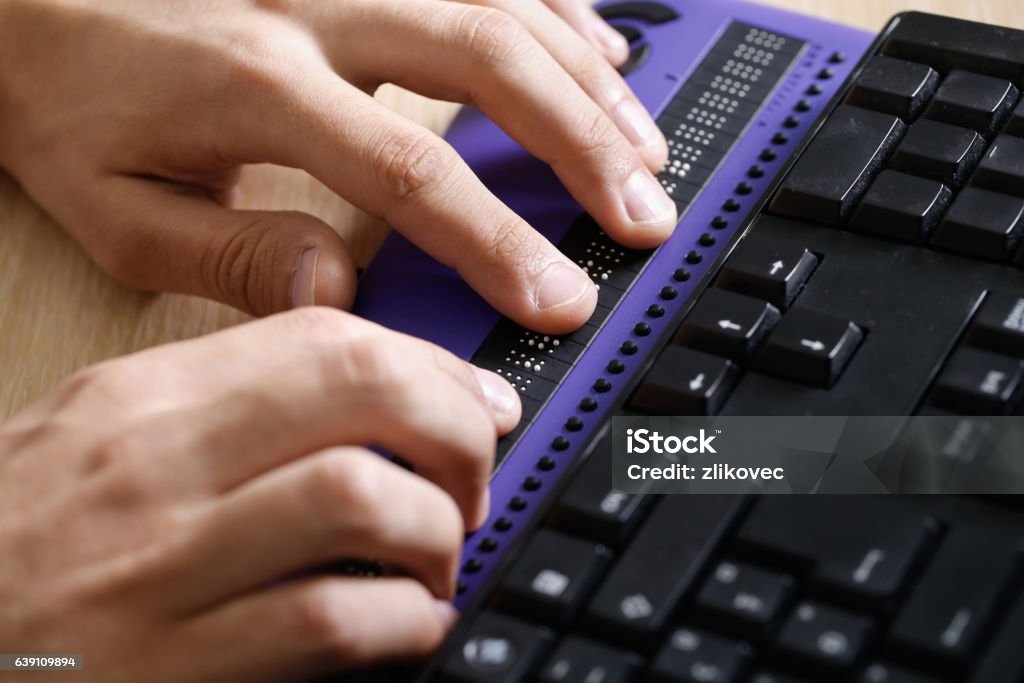 Ciego persona utilizando ordenador con pantalla de ordenador/computador (a) en braille - Foto de stock de Ceguera libre de derechos