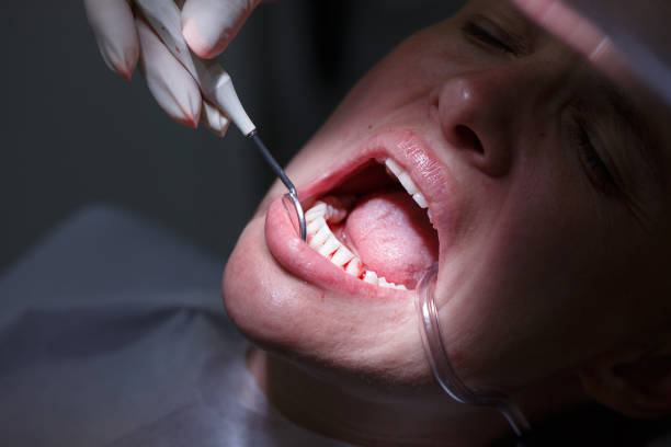 mujer en la oficina dentists - handpiece fotografías e imágenes de stock