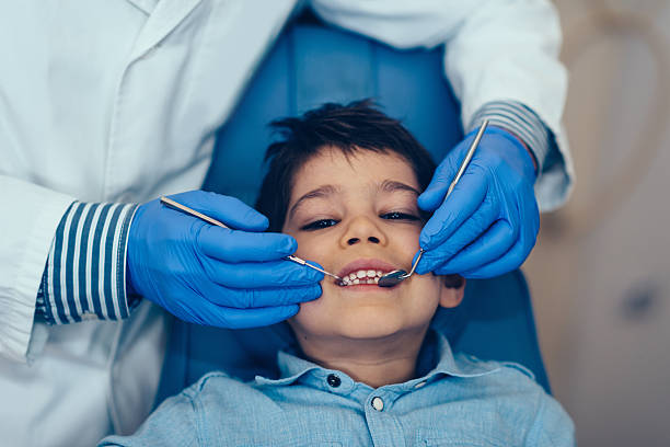 zahnarzt mit kleinem jungen - human teeth little boys behavior expressing negativity stock-fotos und bilder