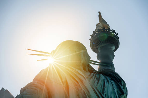 статуя свободы на закате - new york city government стоковые фото и изображения