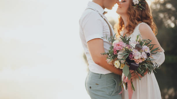 산의 배경에 신부와 신랑 - bouquet wedding bride flower 뉴스 사진 이미지