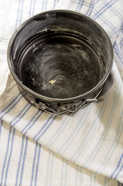 부엌 수건에 버터 기름을 바른 베이킹 트레이 스톡 사진