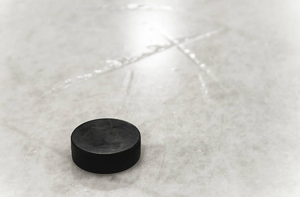 hockey puck auf eishockey rink - rick stock-fotos und bilder