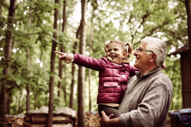 menina com seu avô algo na floresta. - casual granddaughter farmer expressing positivity imagens e fotografias de stock