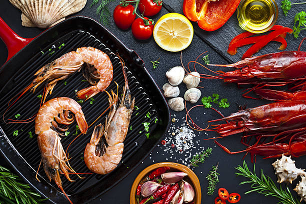 cuisson des crevettes dans un gril - food shrimp barbecue grill seafood photos et images de collection