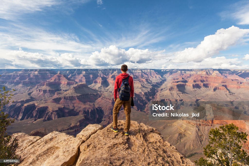 Viagem no Grand Canyon, homem caminhante com mochila apreciando vista - Foto de stock de Parque Nacional do Grand Canyon royalty-free