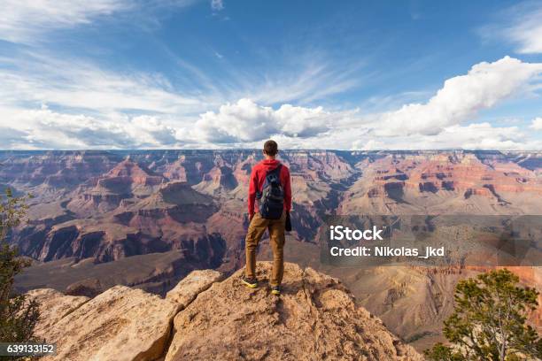 Foto de Viagem No Grand Canyon Homem Caminhante Com Mochila Apreciando Vista e mais fotos de stock de Parque Nacional do Grand Canyon