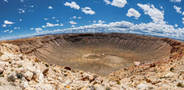 vista panoramica del cratere meteor, a winslow, arizona, usa - cratere meteoritico foto e immagini stock