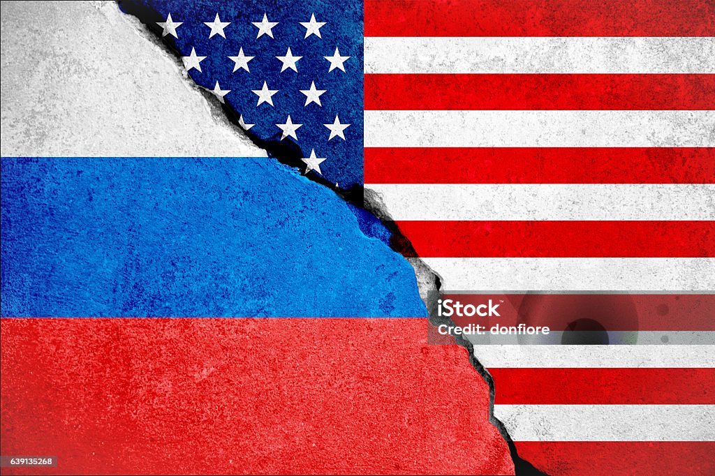 Bandera de los Estados Unidos de América en el muro y bandera rusa - Foto de stock de EE.UU. libre de derechos