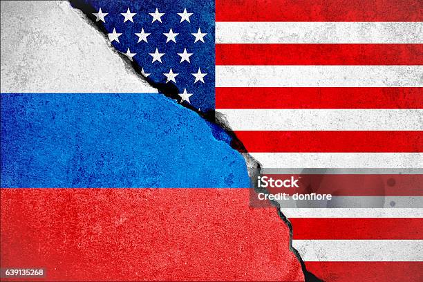 Stati Uniti Damerica Bandiera Sul Muro E Bandiera Russa - Fotografie stock e altre immagini di Stati Uniti d'America