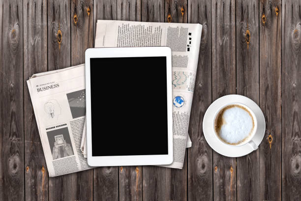 ежедневная газета, кофе и планшет с пустым экраном. - newspaper the media digital tablet digitally generated image стоковые фото и изображения