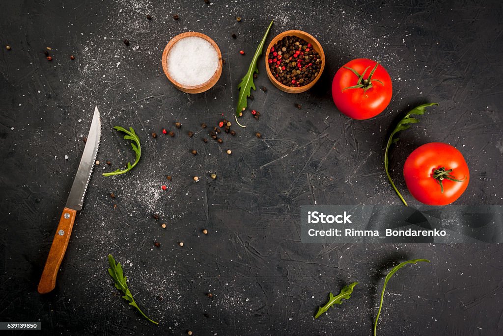 Table de cuisine avec un couteau, épices et herbes - Photo de Vue en plongée libre de droits