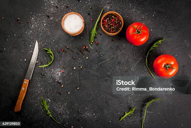 Photo libre de droit de Table De Cuisine Avec Un Couteau Épices Et Herbes banque d'images et plus d'images libres de droit de Vue en plongée - Vue en plongée, Table, Tomate