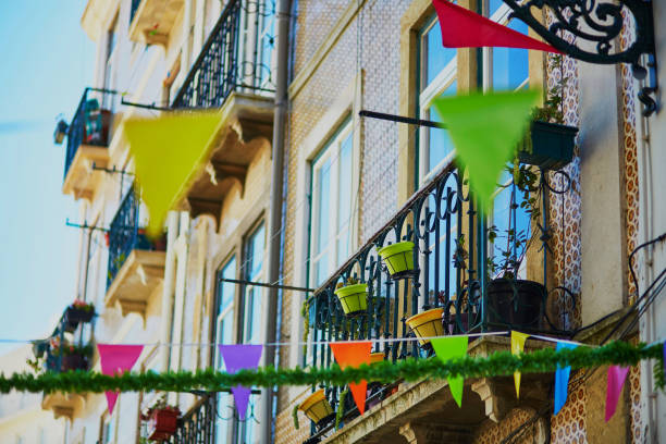 리스본, 포르투갈의 전형적인 거리 - portuguese culture lisbon portugal portugal flag 뉴스 사진 이미지