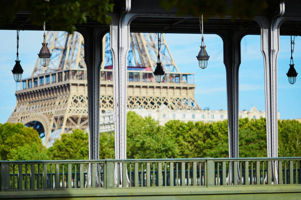 istock Scenic view of the Eiffel tower via Bir-Hakeim bridge 639148442