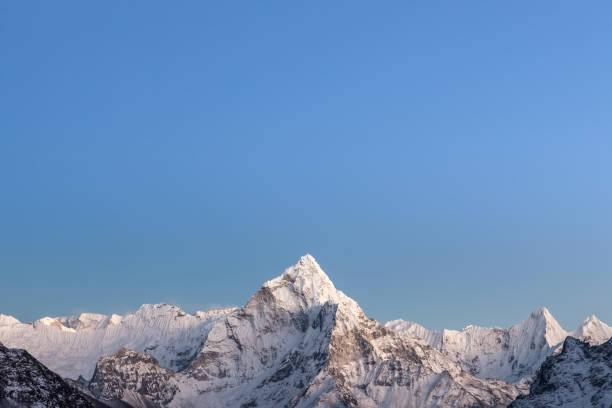 山のアマ・ダブラムの早朝のライト - amadablam ストックフォトと画像