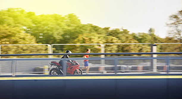 두카티 모터사이클에 보호복과 헬멧을 쓰고 있는 남자 - motorcycle racing motorcycle ducati sports race 뉴스 사진 이미지