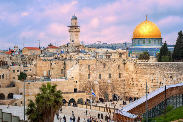 Western Wall and The Dome of the Rock, Jerusalem, Israel The Western Wall and the golden Dome of the Rock in Jerusalem, Israel, on sunset wailing wall stock pictures, royalty-free photos & images
