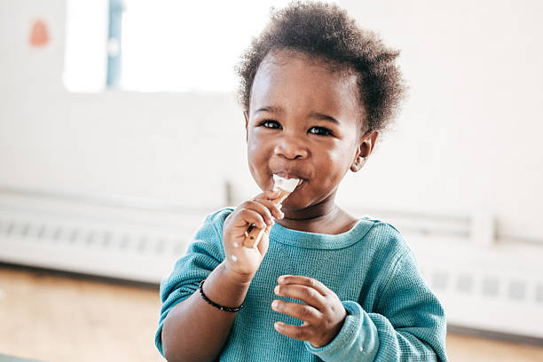 yogurt is great for kids - jongen peuter eten stockfoto's en -beelden