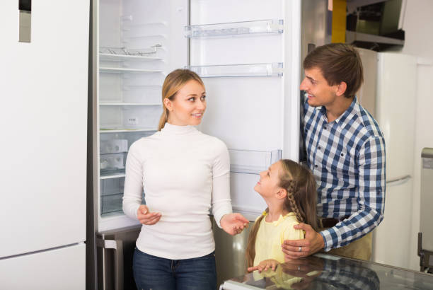 rodzina z dziewczyną wybierając dużą lodówkę - three different refrigerators zdjęcia i obrazy z banku zdjęć