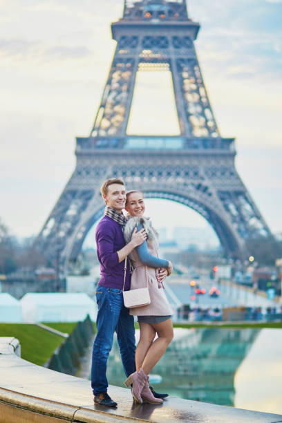 romantica coppia vicino alla torre eiffel a parigi, francia - honeymoon wedding paris france bride foto e immagini stock