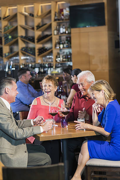 starsza para mająca drinki w restauracji z przyjaciółmi - dining senior adult friendship mature adult zdjęcia i obrazy z banku zdjęć