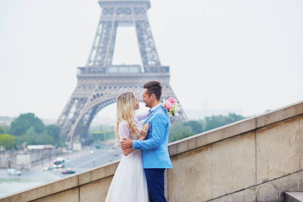 tylko małżonkowie, w pobliżu wieży eiffla w paryżu - honeymoon wedding paris france bride zdjęcia i obrazy z banku zdjęć