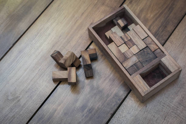 ウッドの背景トップビューに木製ブロック脳ティーザーパズル - cube puzzle three dimensional shape block ストックフォトと画像