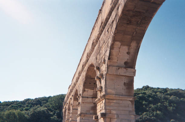 antigo pont du gard aqueduct/ponte em nimes, frança - aqueduct roman ancient rome pont du gard - fotografias e filmes do acervo