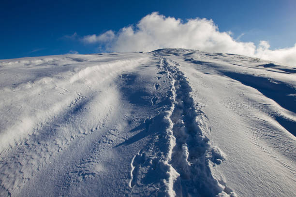 трассы в снегу в горах - snow track human foot steps стоковые фото и изображения