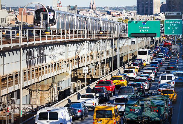 rush hour traffic sur williamsburg bridge à new york - brooklyn sign new york city queens photos et images de collection