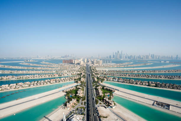 vista aerea della famosa isola a forma di palma - dubai united arab emirates hotel luxury foto e immagini stock