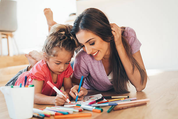 istock Mother and daughter drawing 639186958