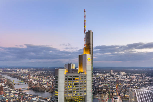 マイン川と高層ビルとフランクフルトのスカイライン - frankfurt germany night skyline ストックフォトと画像