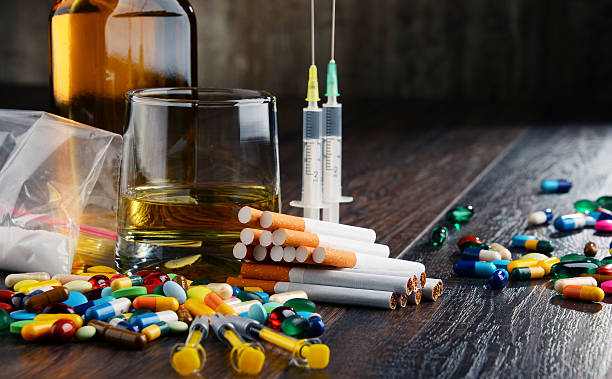 substances créant une dépendance, y compris l’alcool, les cigarettes et les drogues - alcohol drug abuse alcoholism pill photos et images de collection