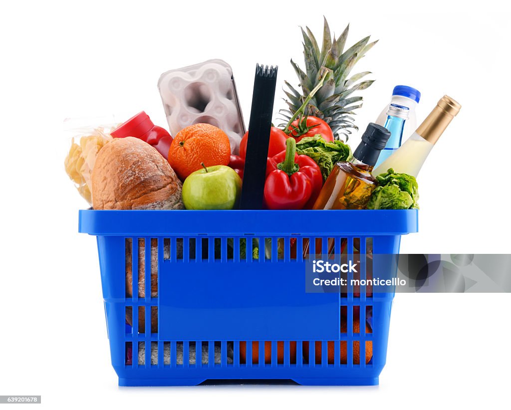 Kunststoff-Einkaufskorb mit verschiedenen Lebensmittelprodukten - Lizenzfrei Einkaufskorb Stock-Foto
