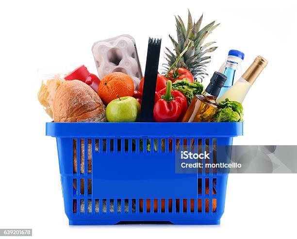 Kunststoffeinkaufskorb Mit Verschiedenen Lebensmittelprodukten Stockfoto und mehr Bilder von Einkaufskorb