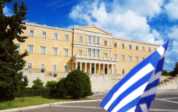 athènes, le parlement sur la place syntagma - syntagma square photos et images de collection