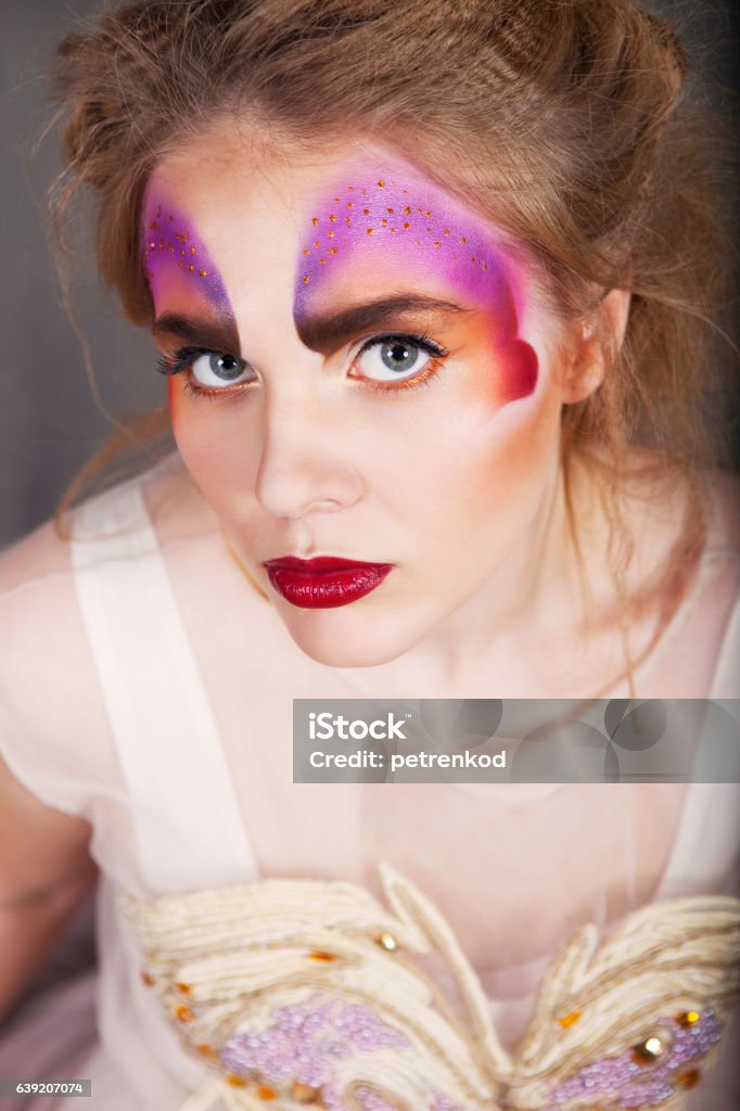  Mujer Con Maquillaje De Mariposa Perfecto Y Peinado Foto de stock y más banco de imágenes de A la moda